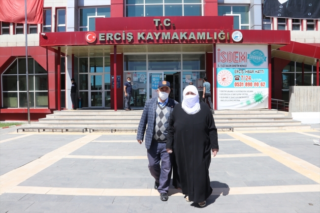 70 yaşında nüfus cüzdanına kavuştu, ilk işi resmi nikah kıymak oldu
